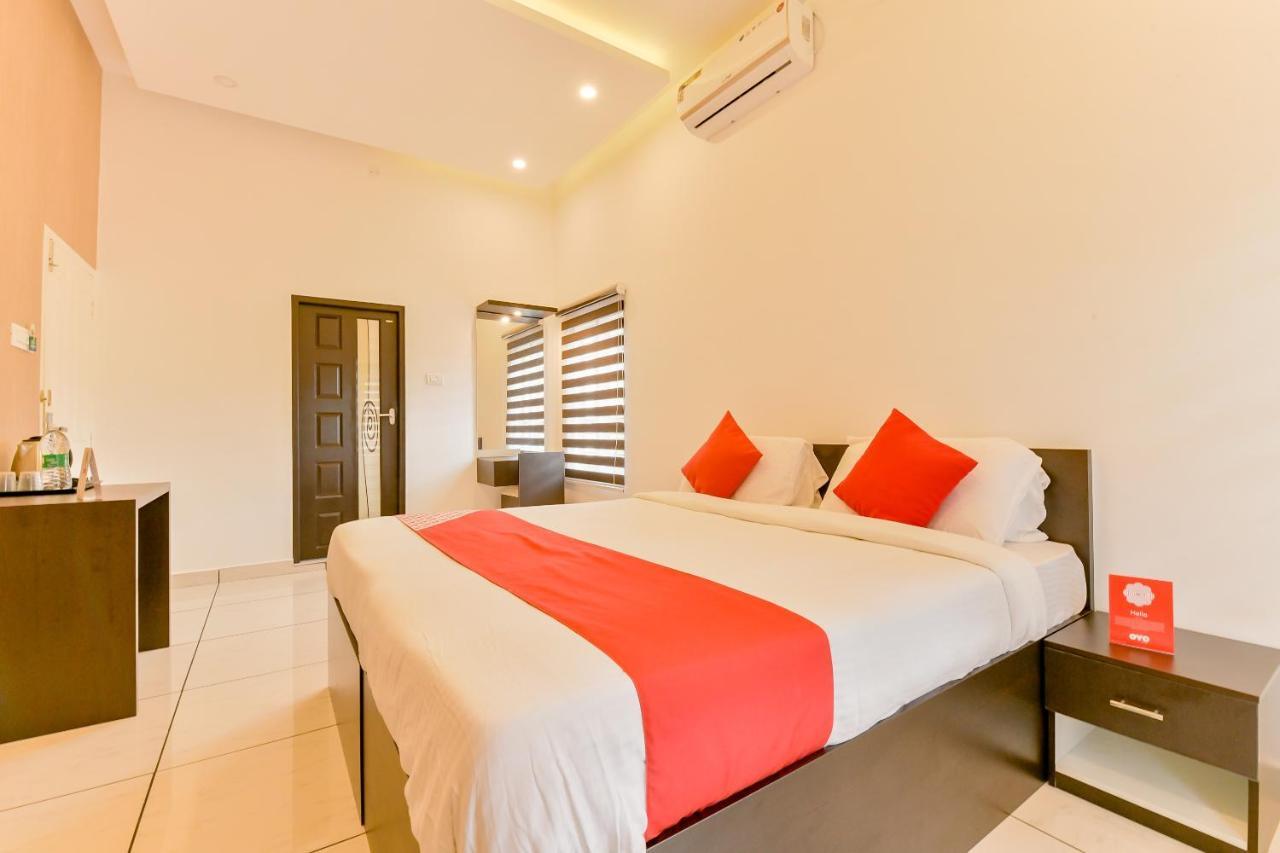 Hotel Vaccinated Staff - Oyo 15973 F Square à Kochi Extérieur photo
