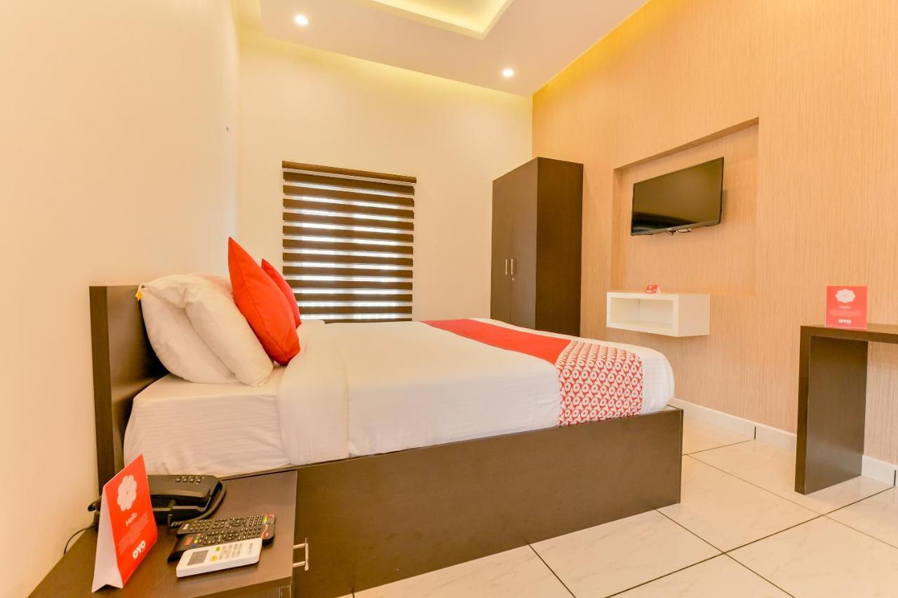 Hotel Vaccinated Staff - Oyo 15973 F Square à Kochi Extérieur photo
