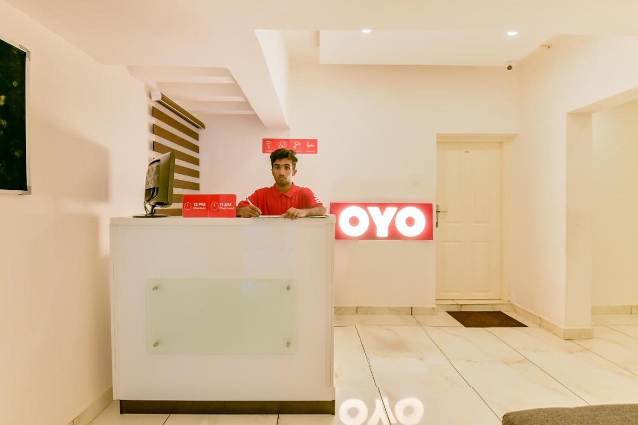 Hotel Vaccinated Staff - Oyo 15973 F Square à Kochi Extérieur photo