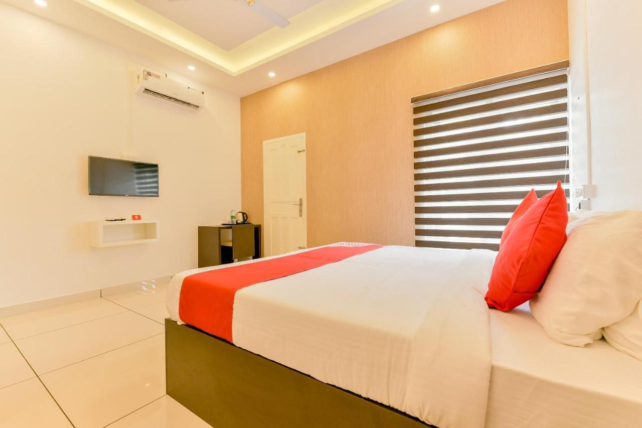 Hotel Vaccinated Staff - Oyo 15973 F Square à Kochi Extérieur photo