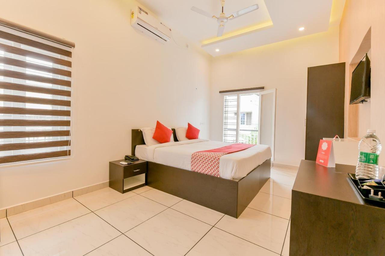 Hotel Vaccinated Staff - Oyo 15973 F Square à Kochi Extérieur photo