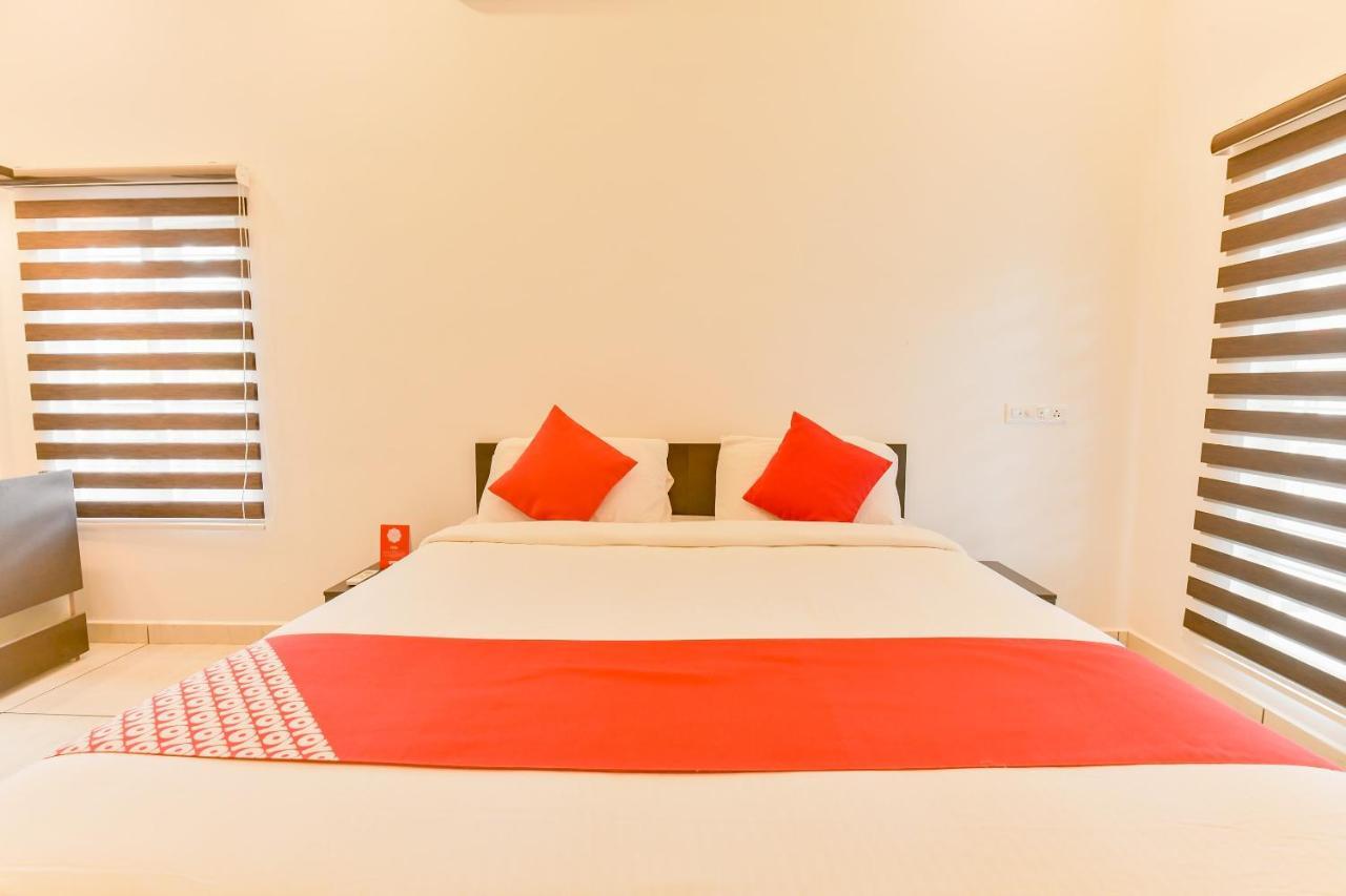 Hotel Vaccinated Staff - Oyo 15973 F Square à Kochi Extérieur photo