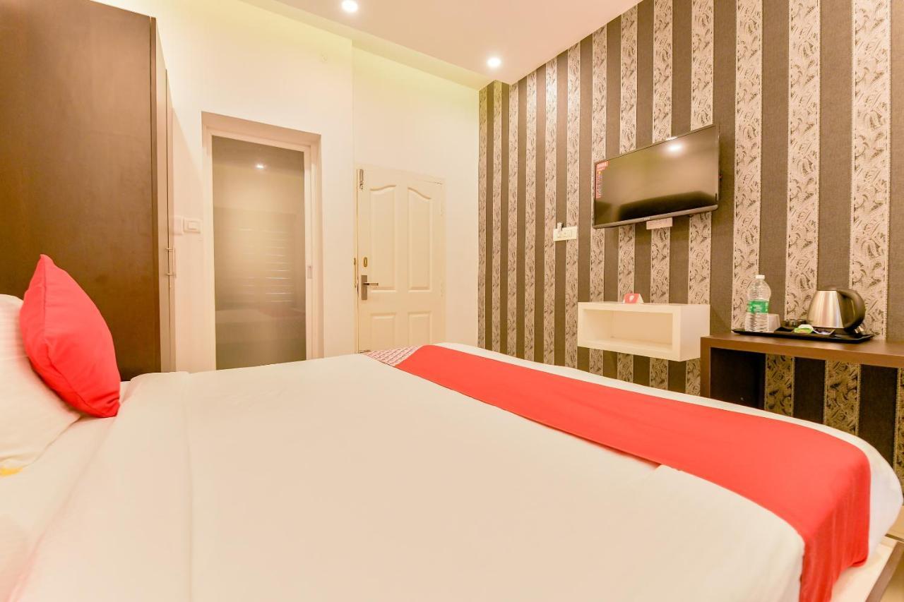 Hotel Vaccinated Staff - Oyo 15973 F Square à Kochi Extérieur photo