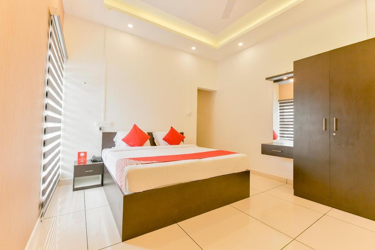Hotel Vaccinated Staff - Oyo 15973 F Square à Kochi Extérieur photo