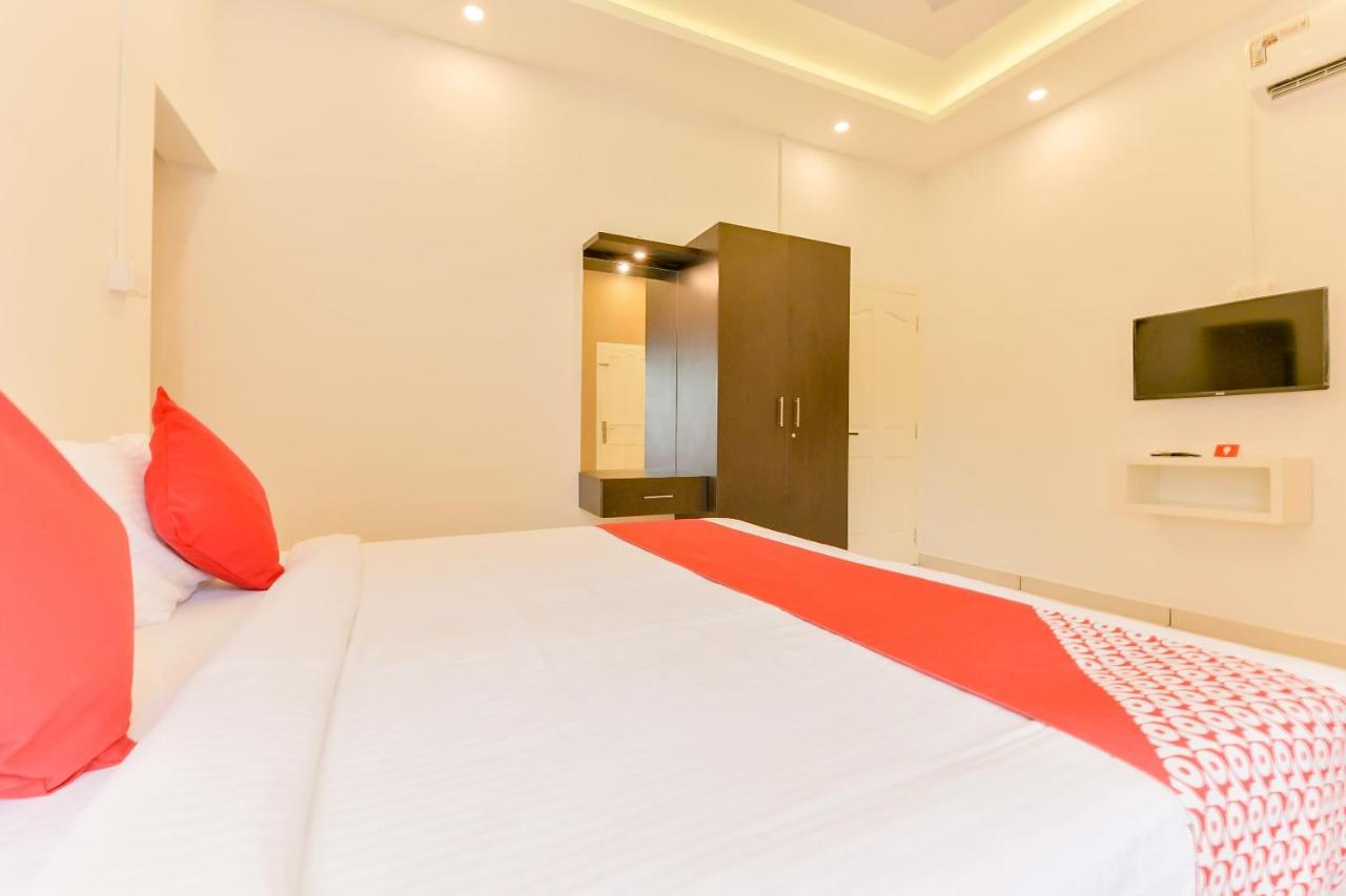 Hotel Vaccinated Staff - Oyo 15973 F Square à Kochi Extérieur photo
