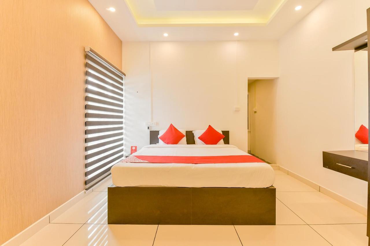 Hotel Vaccinated Staff - Oyo 15973 F Square à Kochi Extérieur photo