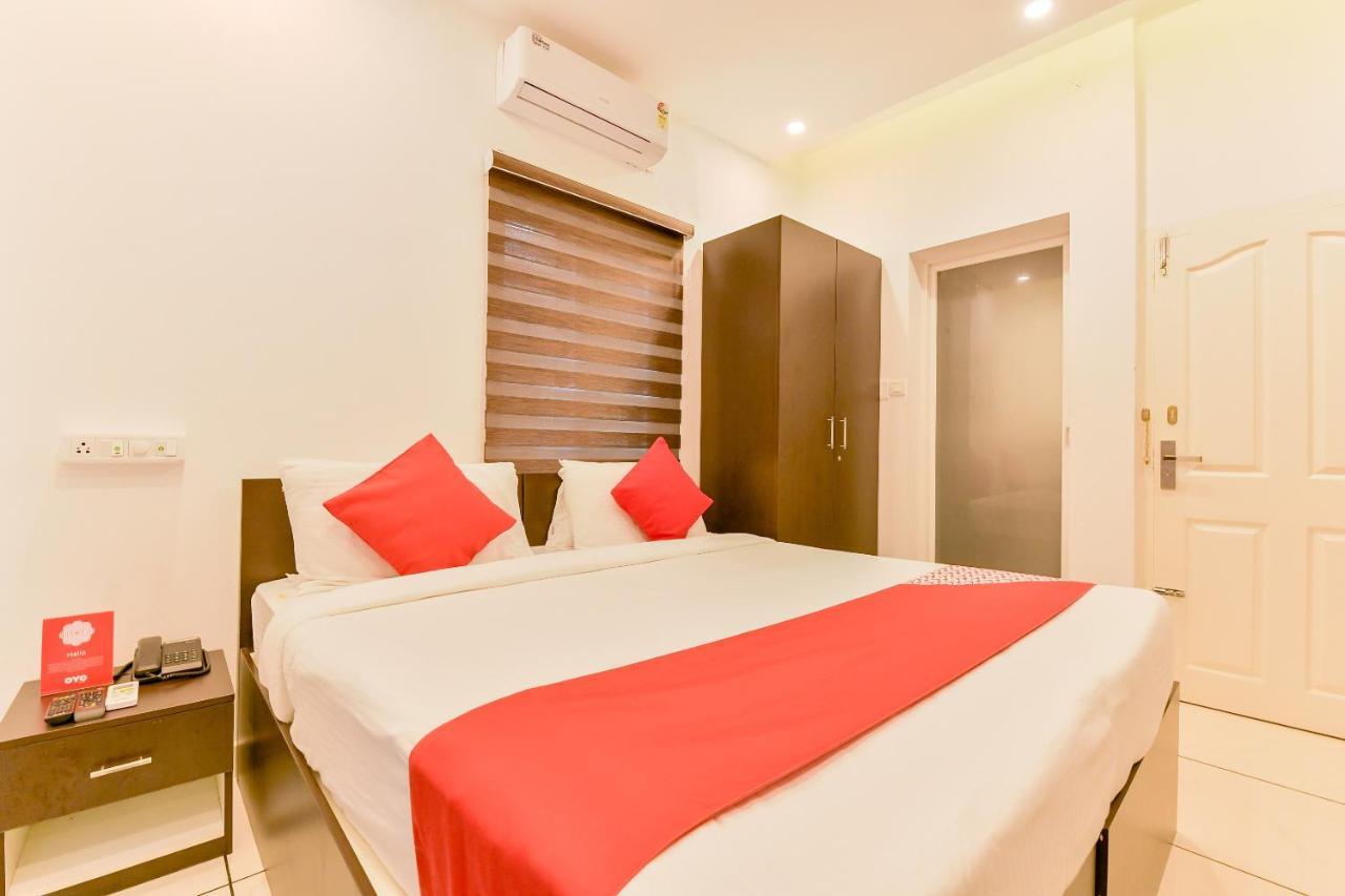 Hotel Vaccinated Staff - Oyo 15973 F Square à Kochi Extérieur photo