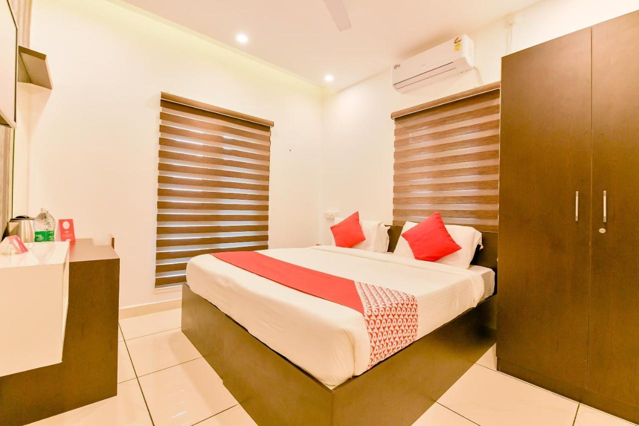 Hotel Vaccinated Staff - Oyo 15973 F Square à Kochi Extérieur photo