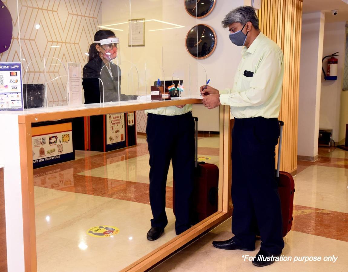 Hotel Vaccinated Staff - Oyo 15973 F Square à Kochi Extérieur photo